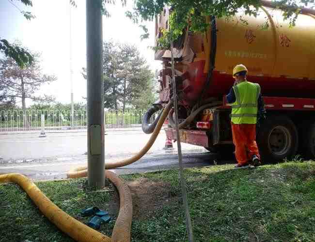 豐臺區蛙人潛水封堵，成功封堵污水管道